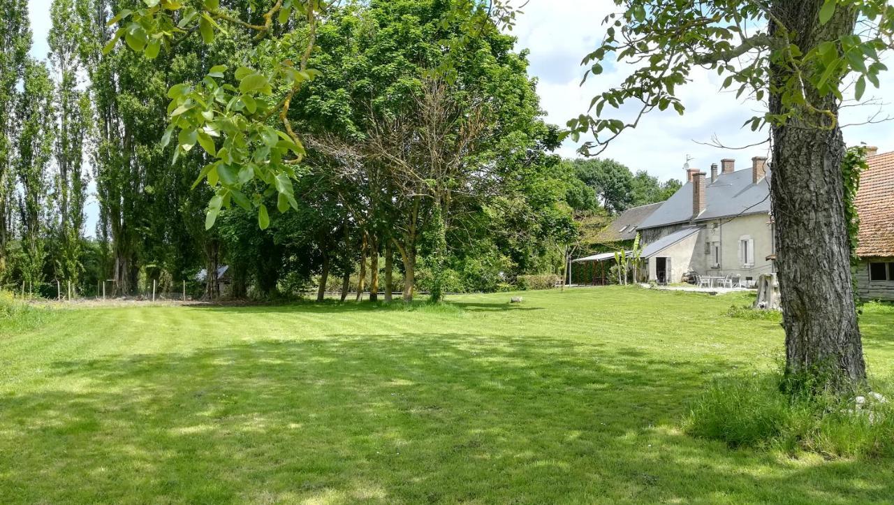 Bed and Breakfast La Ferme De L'Isle Et Sa Roulotte Avaray Exterior foto