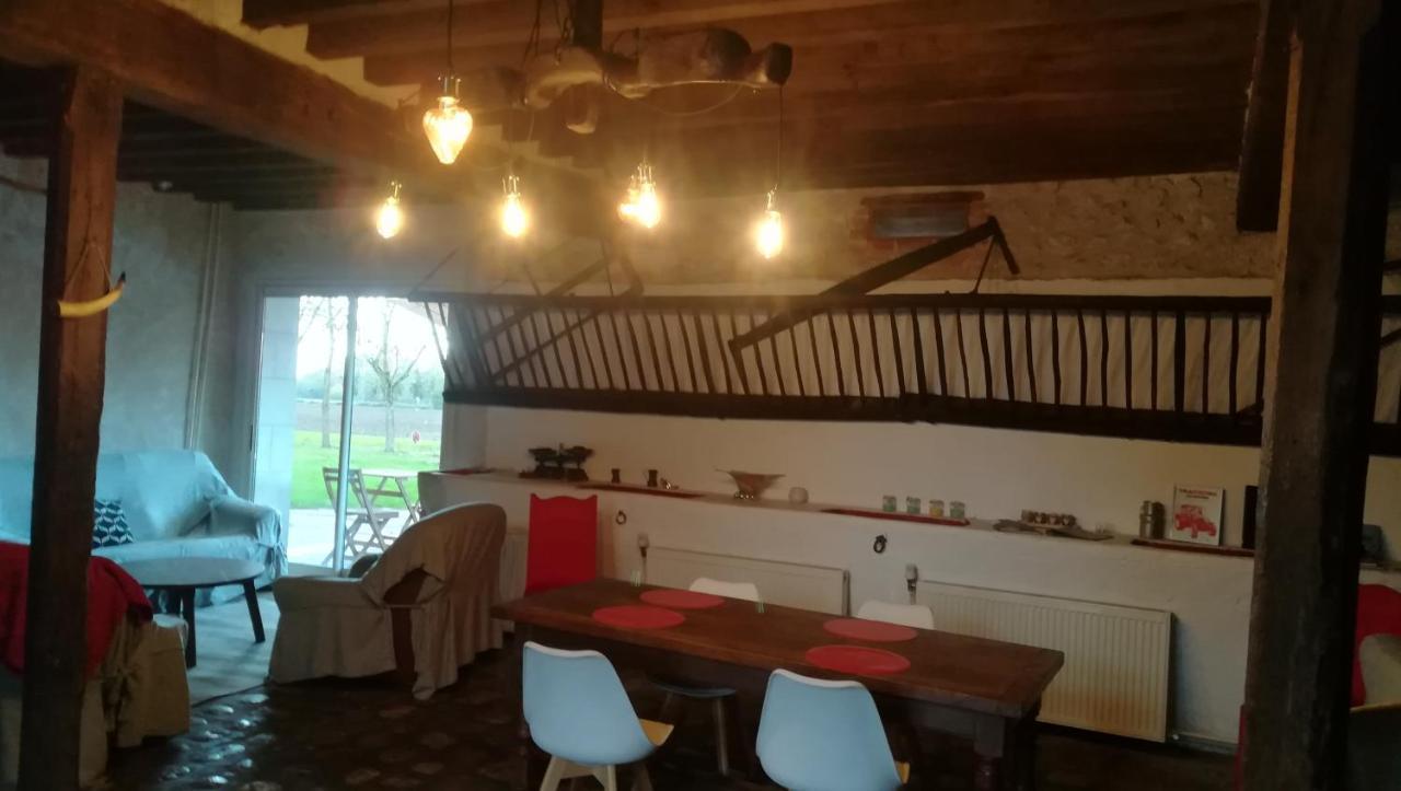 Bed and Breakfast La Ferme De L'Isle Et Sa Roulotte Avaray Exterior foto