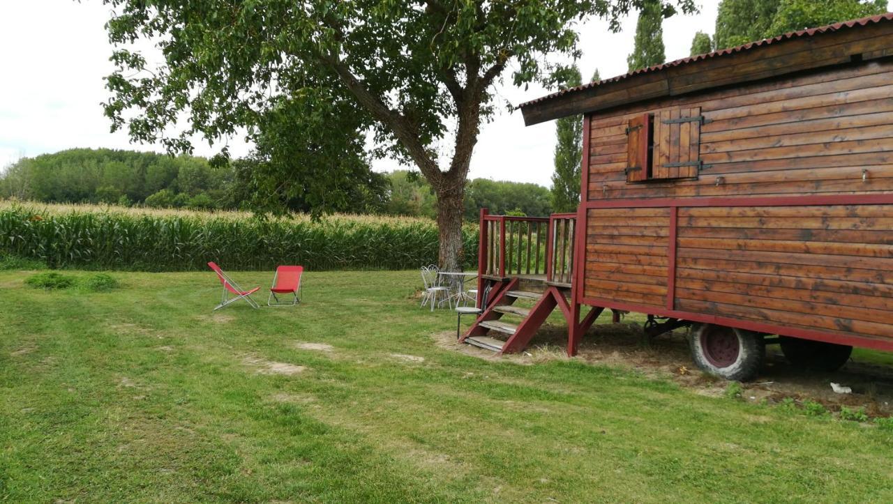Bed and Breakfast La Ferme De L'Isle Et Sa Roulotte Avaray Exterior foto