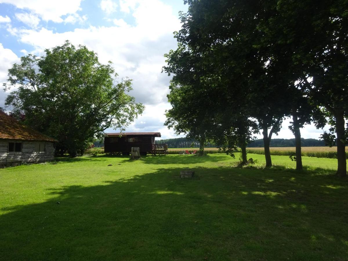 Bed and Breakfast La Ferme De L'Isle Et Sa Roulotte Avaray Exterior foto